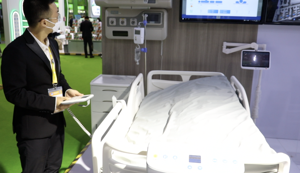 　　工作人员在操作智能电动病床。新华社记者 赵博 摄